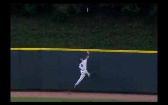 「プロよりいいね！　素晴らしい！」米大学で衝撃のホームラン「強奪」キャッチ