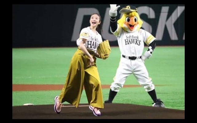 女優・今田美桜さんがヤフオクDで始球式　“大暴投”も美貌でファン魅了