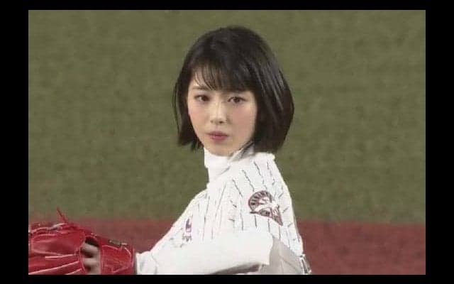 ロッテ、浜辺美波さんが始球式　ワンバウンド投球も笑顔で開幕戦に花を添える