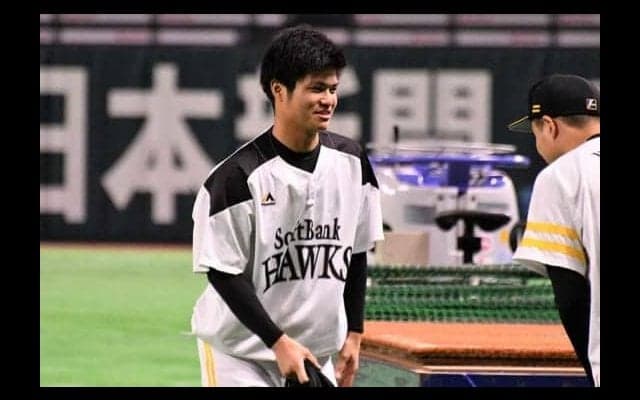 初登板初勝利から一夜明け　鷹の新人・甲斐野のLINEが「大変なことに…」