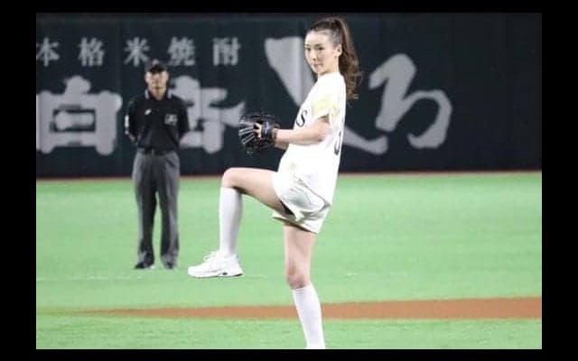 アサヒビールイメージガールの鈴木望さんがヤフオクDで始球式「震えちゃって…」