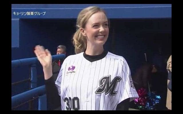ロッテ、シャーロット・ケイト・フォックスさんが始球式　弾ける笑顔でファン魅了