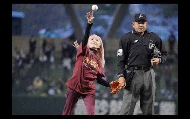 「飛んで埼玉」益若つばささんが始球式　「埼玉の皆様　映画化してゴメンなさい」