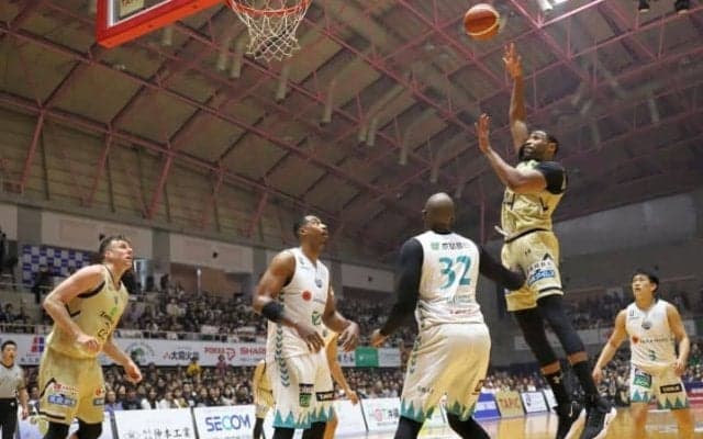 堅守とリバウンドで我慢を続けた琉球ゴールデンキングス、京都に連勝し西地区優勝