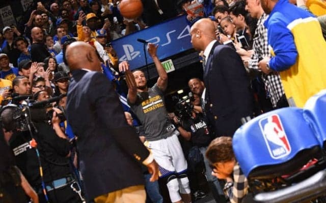 カリーの試合前儀式の一つ、オラクルアリーナ名物『トンネルショット』が見納めに