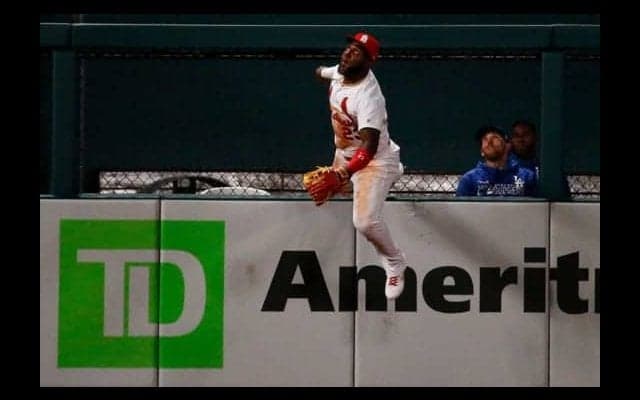 【MLB】“笑撃”すぎる珍プレー…外野フェンスよじ登り→手前に打球落下→慌てて転倒→二塁打