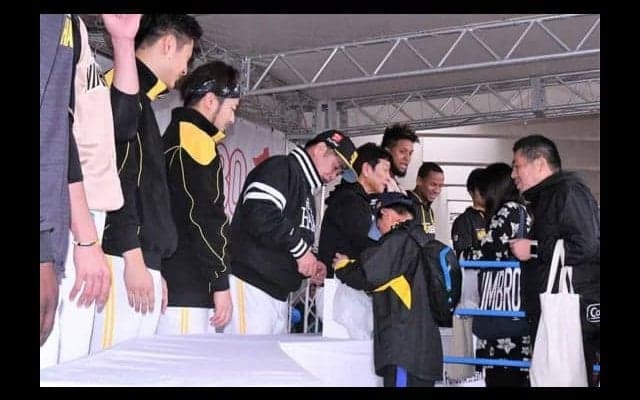 ホークス、日ハムが熊本地震支援募金　工藤＆栗山監督らが試合前に呼びかけ