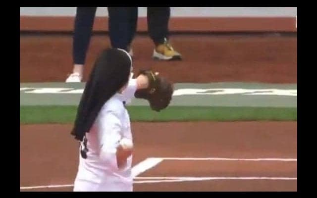 【MLB】伝説の“スーパーシスター”再び！　ストライク始球式にファン喝采「彼女と契約しろ」