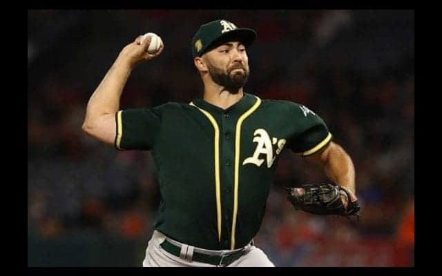 【MLB】打者の股間通過も、たまらず空振り…　ア軍右腕が投じたカーブが衝撃の変化