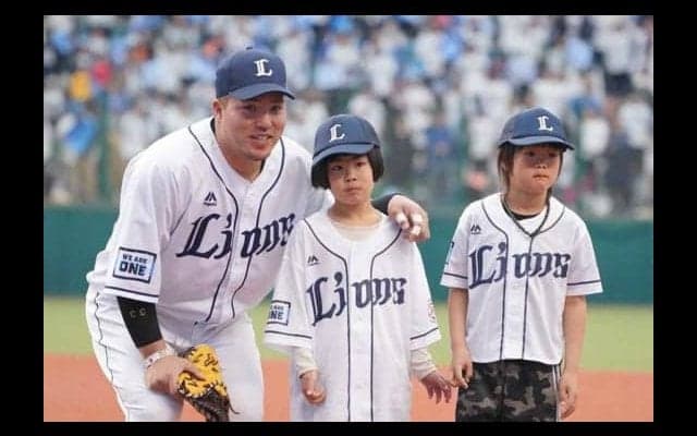 西武、オリジナルキャップ贈呈セレモニー　児童たちに選手が直接プレゼント