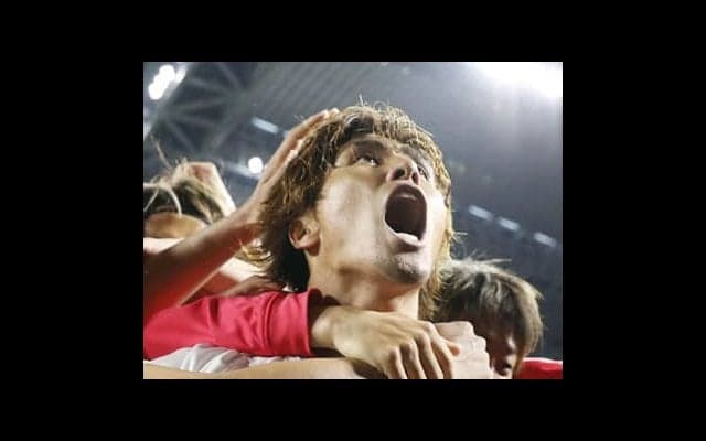 イニエスタ、ポドルスキの「穴」をつく。広島、逆転で首位キープ