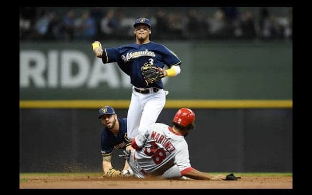 【MLB】ブルワーズ二遊間が華麗なゲッツー　実況も興奮「なんというダブルプレー」