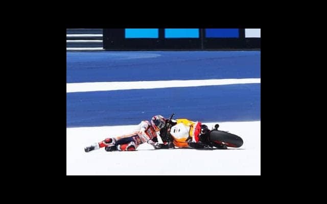 トップ快走のマルケス、まさかの転倒。得意中の得意コースで墓穴掘る