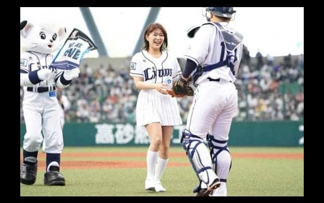 純白ミニスカ姿で豪快フォーム！　SKE48山内鈴蘭さんがワンバウンド始球式