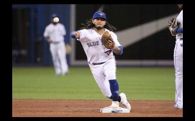 ブ軍野手の“背走素手キャッチ”にMLB公式驚愕　「キャッチ・オブ・ザ・イヤー」