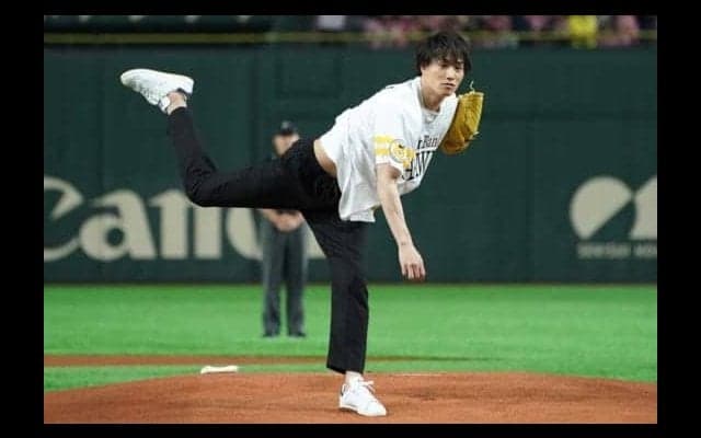 驚愕の122キロにファンどよめく　俳優・鈴木伸之さんが豪速球始球式「気持ちよかった」