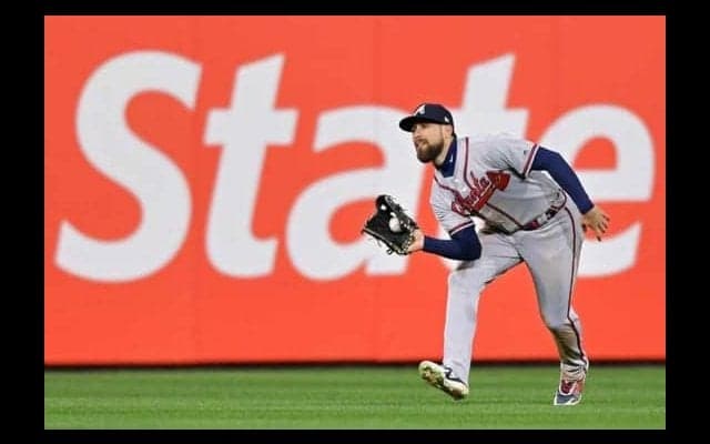 【MLB】3年連続GG賞の名手が素手捕球から…大暴投の失態　ファン呆れる「100％わざと」