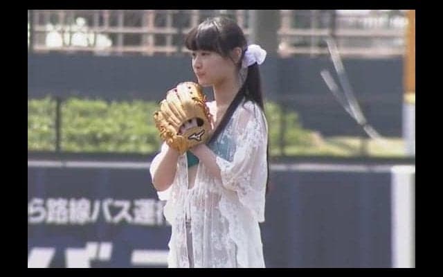 水着姿＆笑顔が可愛らしい　アイドル南衣伶夏さんが日ハム2軍戦で始球式