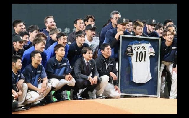 日ハム、元オーナーの大社氏を胴上げ　栗山監督「ひたすら感謝しかない」