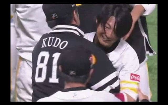 鷹、劇的サヨナラ勝ち　延長10回に明石がサヨナラ3ラン、歓喜のバク宙ホームイン