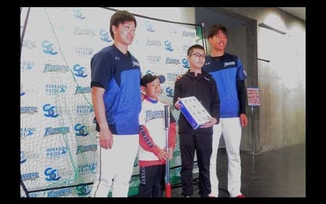 ハム杉浦＆玉井、少年少女への野球用具贈呈式に出席　鍵谷含めた道産子3投手が協力