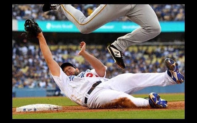 【MLB】まるで事故？　カーショーの猛烈ベースカバーにファン興奮「ビースト」