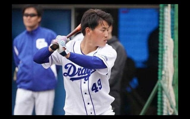 スタメン抜擢の中日・伊藤康、プロ初打席で中前打　19歳がいきなり存在感