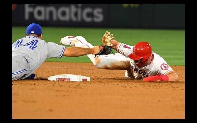 どっちが悪い？　前の走者が“オロオロ”も、トラウトは…MLB公式「奇妙な野球」