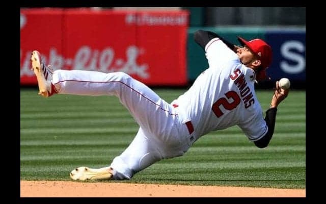 【MLB】「シモンズは常軌を逸している」美技集の“鬼肩”送球にファン驚愕、ゲレーロJr.も…