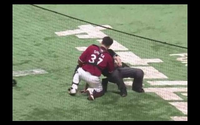 楽天嶋が見せた気遣い…　小飛球追い弾き飛ばした球審をすぐさまフォロー