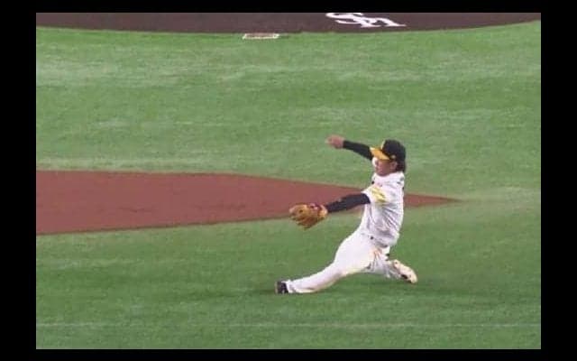 これぞ今宮！　鷹の名手がチームを救う超美技、ファン沸かせる