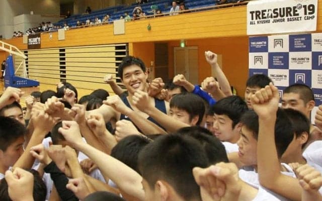 長崎県で行われたキャンプに渡邊雄太がサプライズで参加「夢を持ち続けて欲しい」
