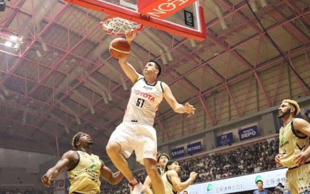 ここ一番のリバウンドで上回ったアルバルク東京、琉球との『削り合い』を制し先勝