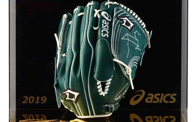 アシックス、ダルビッシュが使用するスパイク、グラブとまったく同じモデルを発売