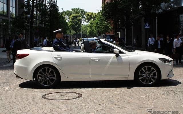 レア車、マツダ アテンザ のオープン仕様 が東京都心に！ 乗ってる女性は…