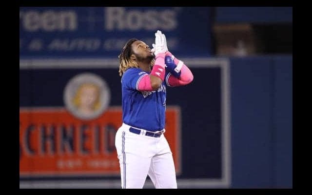 【MLB】171キロ打球を好捕→“剛速球”　ゲレーロJr.の美技に「お父さんのような肩！」