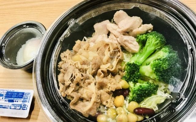 高たんぱく・低糖質。吉野家とRIZAPがコラボした「ライザップ牛サラダ」発売へ