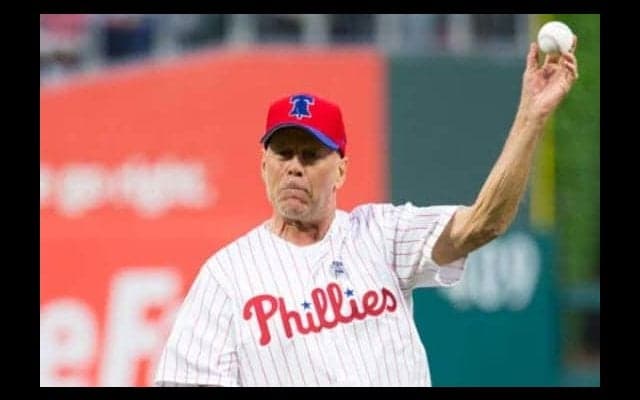 【MLB】ブルース・ウィリスさんが始球式前にフリー打撃も…動画に“酷評”!?「酷いスイング」