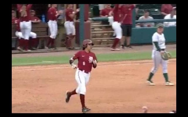 米大学女子ソフトボールで4者連続本塁打　“衝撃映像”に「最後のスイング…美しい」