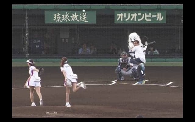 具志堅用高さんが沖縄で始球式に登場　オリオンキャンペーンガールに豪快空振り