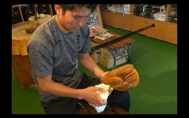 用具のプロに聞く、グラブ磨きのポイントは？　「汚れ落としも重要ですが…」