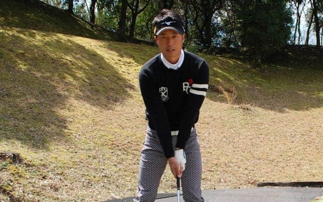 小鯛竜也が実践「正しい構えのチェック法」　2本のスティックを使ってボールの位置を確認