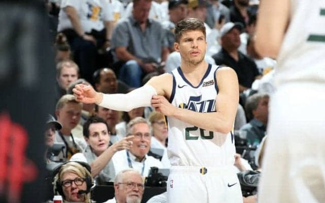 現役続行か引退かが注目されるカイル・コーバーが母校の卒業式で後輩にエール