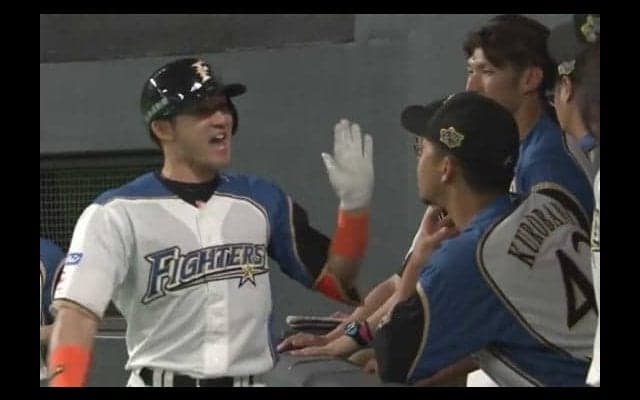 日ハム杉谷、今季初アーチ！　仲間から祝福のハイタッチを“拒否”される