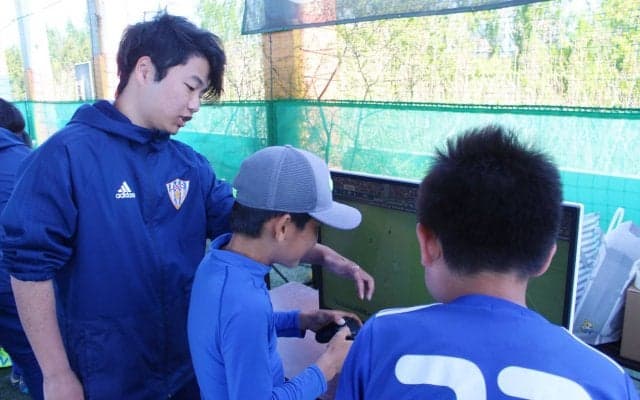 新潟県U-10サッカー大会でeスポーツ体験会 arata選手がサッカー少年にウイニングイレブンの実技指導
