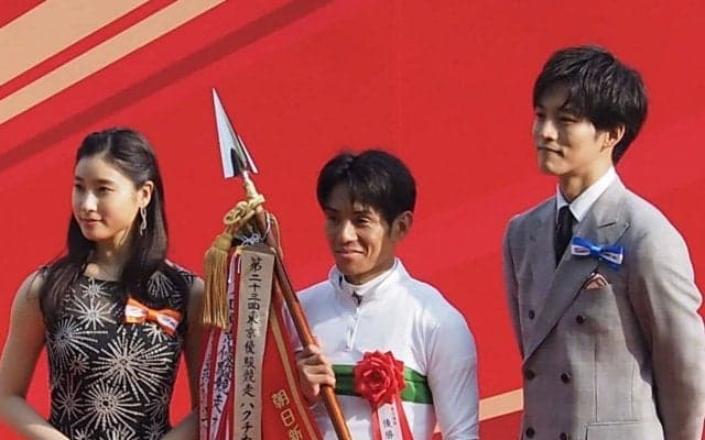 【日本ダービー】松坂桃李さんがプレゼンターとして登壇　馬券はダノンキングリーから勝負
