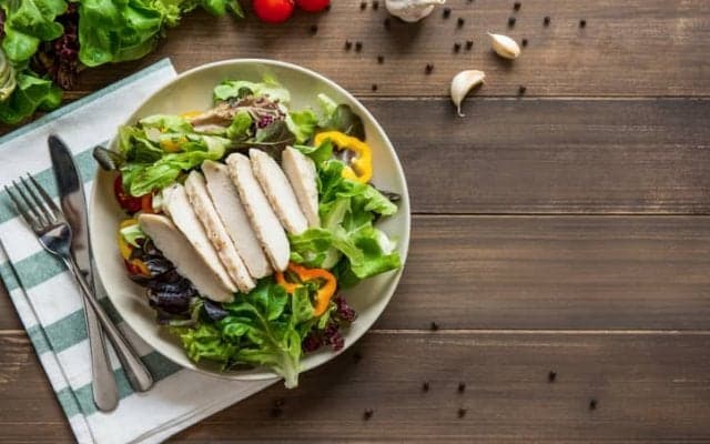 なぜ「サラダチキン」は筋トレやダイエットにおすすめなのか。栄養面、効果的な食べ方、アレンジレシピを解説