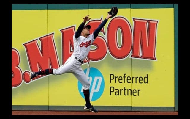 「今まで見た中で最も奇妙」　2度の跳ね返り“アシスト本塁打”にMLB公式驚愕