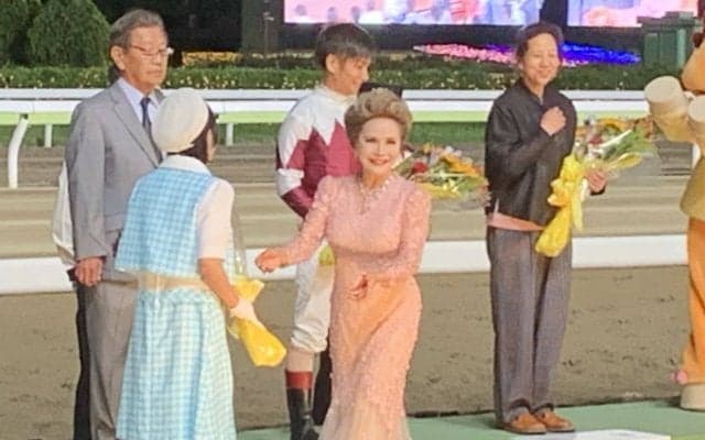 デヴィ夫人が東京ダービープレゼンターとして登壇！馬券は外れる