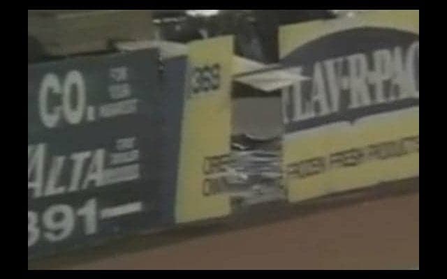 【MLB】フェンス破壊の“クレイジー守備”　息子のドラフト指名で再脚光「覚えているか？」